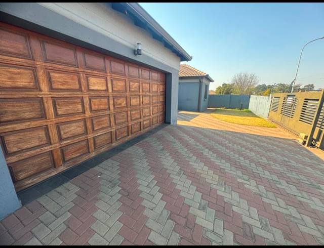 4 BEDROOM HOUSE FOR SALE IN AERORAND